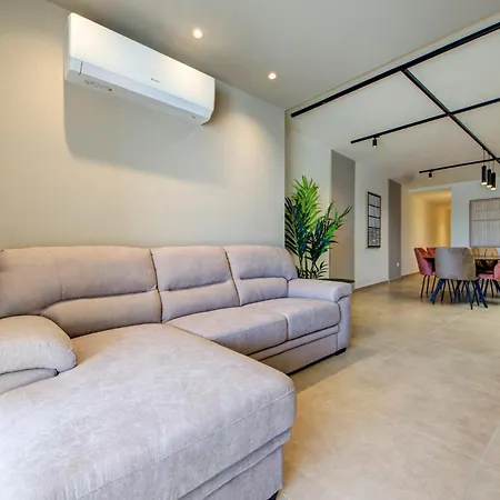 Luxury Seafront Homes Opposite With Wifi And Ac 아파트 *